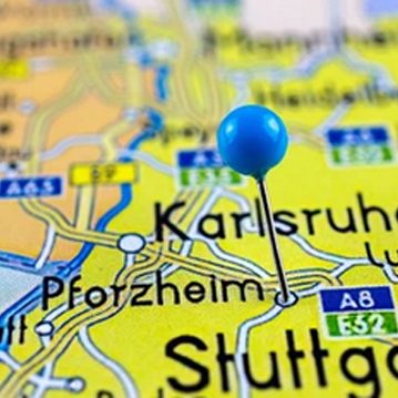 Karte mit blauer Stecknadel bei Karlsruhe, nahe Pforzheim und Stuttgart.